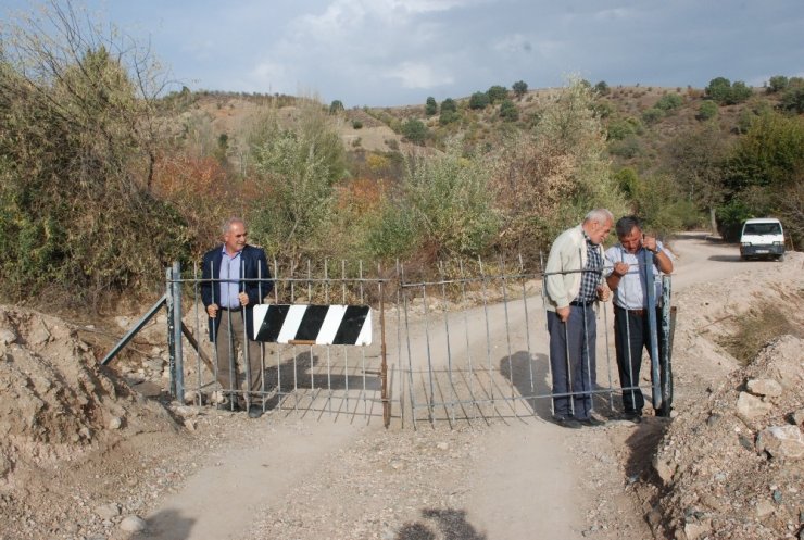 Demir kapı ile kapatılarak kilit vurulan köy yolu ulaşıma açıldı