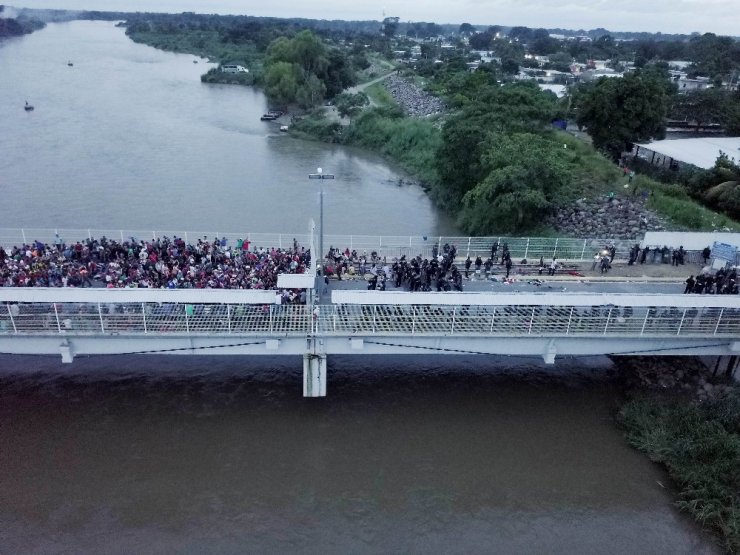 Göç kervanı, Meksika sınırını geçmeyi başardı