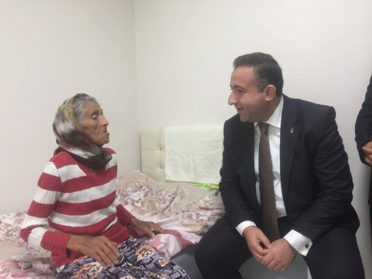 Başkan Cömez’den Türkiye’yi ağlatan yaşlı kadına ziyaret