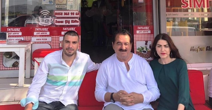 İbrahim Tatlıses hayranlarına çiğköfte dağıttı