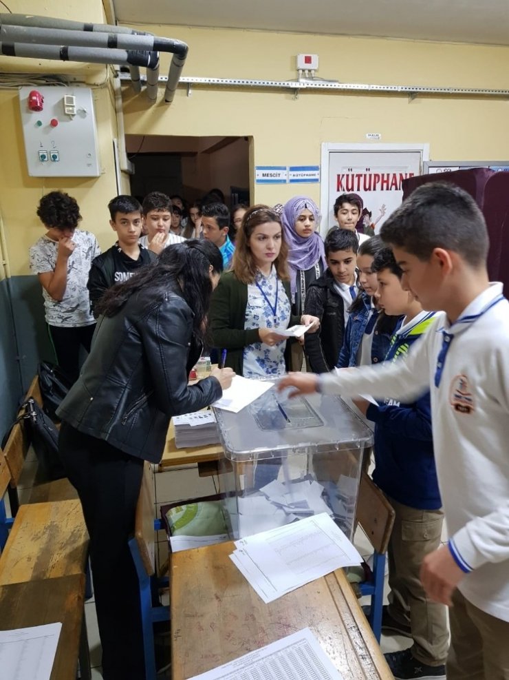 Öğrenciler meclis başkanını seçtiler