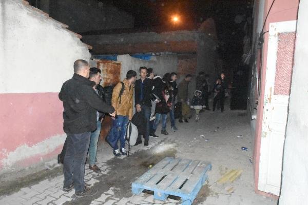 Edirne'de bir evden 12 Iraklı kaçak çıktı