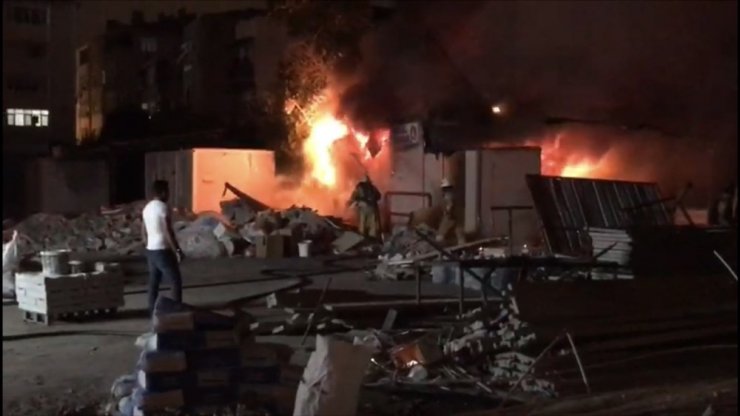 Fatih’te otoparkta bulunan konteyner alev alev yandı