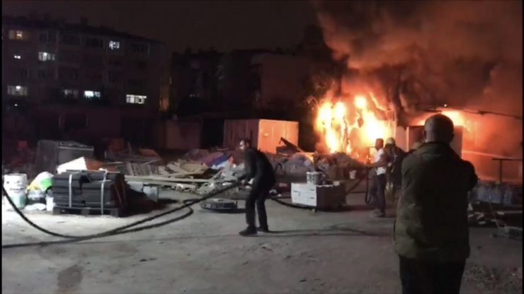Fatih’te otoparkta bulunan konteyner alev alev yandı