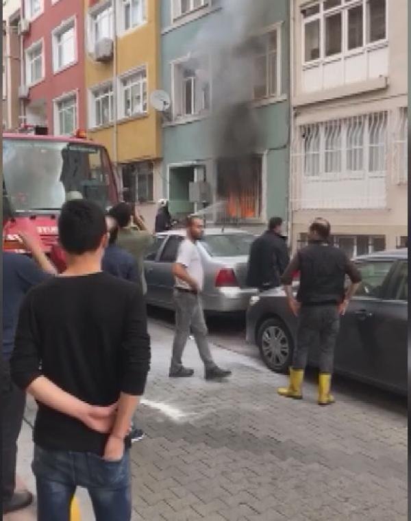  Fatih'te yangın paniği: Mahsur kalan 8 kişi kurtarıldı 