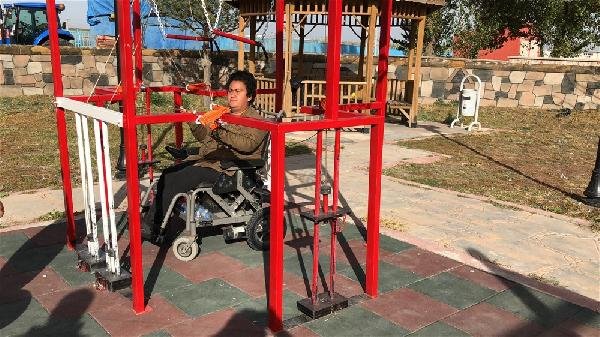 Kardeşinin engelini aştı, engellilere umut oldu