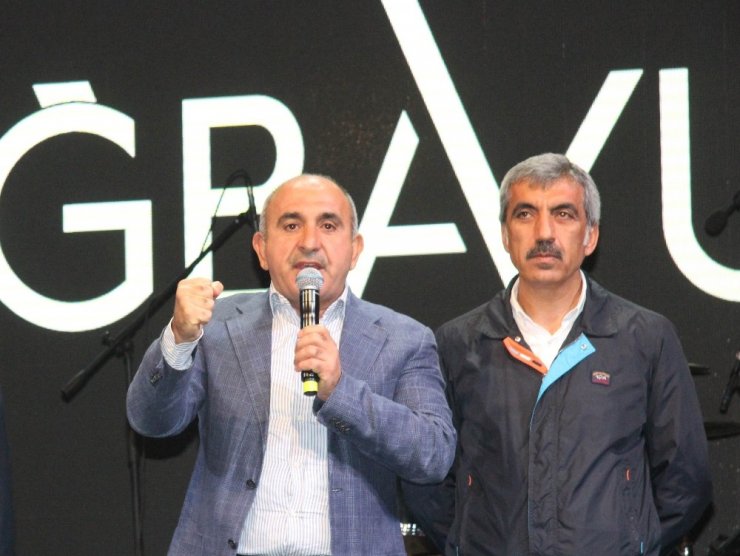 Zeytinyağı Festivali’nde Tuğba Yurt coşkusu