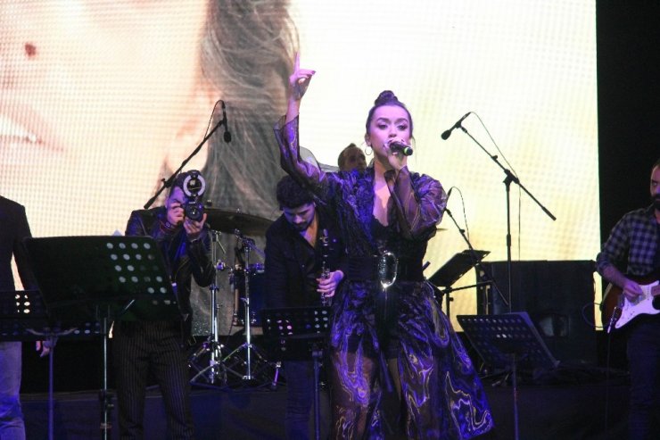 Zeytinyağı Festivali’nde Tuğba Yurt coşkusu