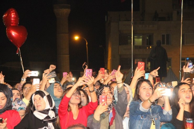 Zeytinyağı Festivali’nde Tuğba Yurt coşkusu