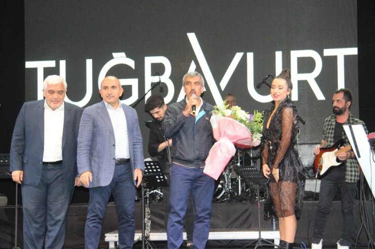 Zeytinyağı Festivali’nde Tuğba Yurt coşkusu