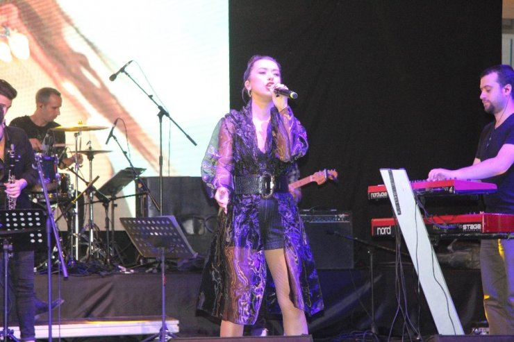 Zeytinyağı Festivali’nde Tuğba Yurt coşkusu