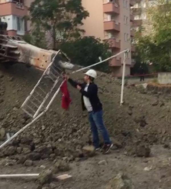 Yıkım sırasında Türk bayrağı iş makinesiyle alındı