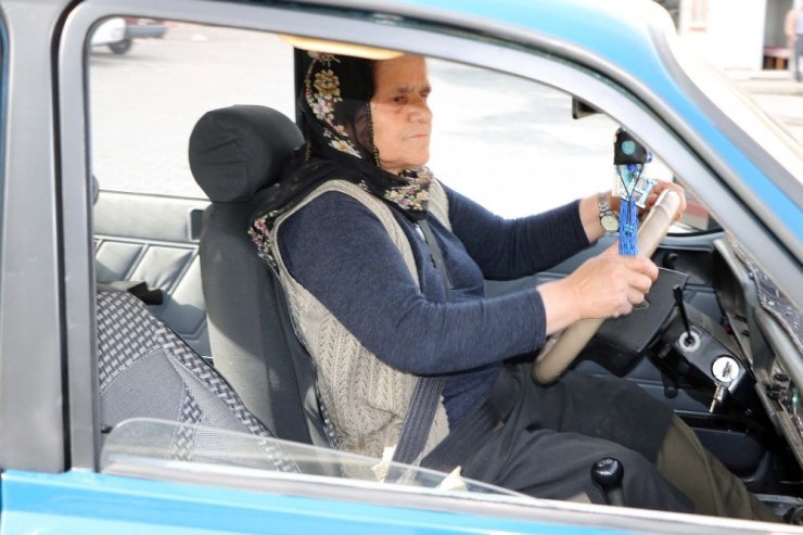 65 yaşındaki kadın sürücü, erkek şoförlere taş çıkartıyor