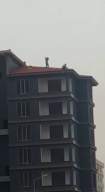 İnşaat işçileri metrelerce yükseklikte canını tehlikeye attı