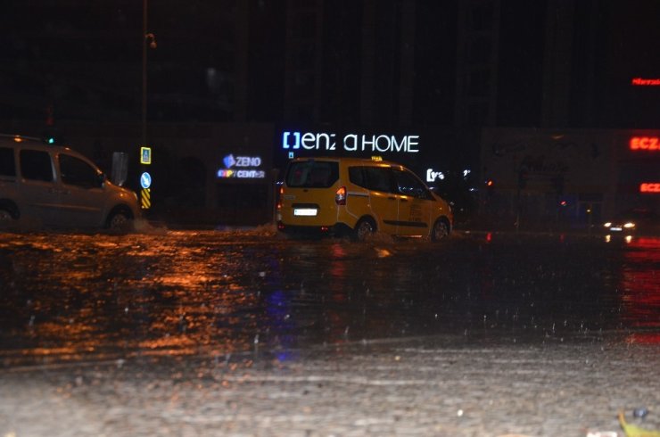 Bursa’yı sağanak vurdu, alt geçitte otomobil sürücüsü mahsur kaldı