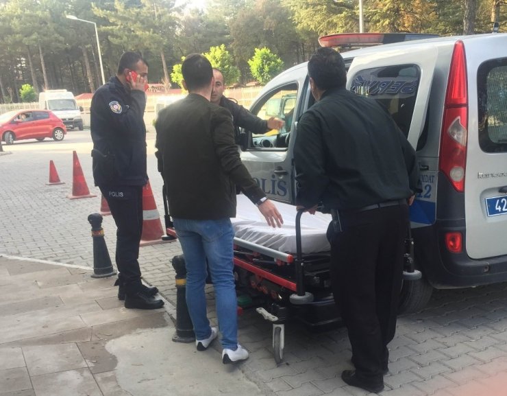Kazada yaralanan yaşlı kadını hastaneye polis getirdi