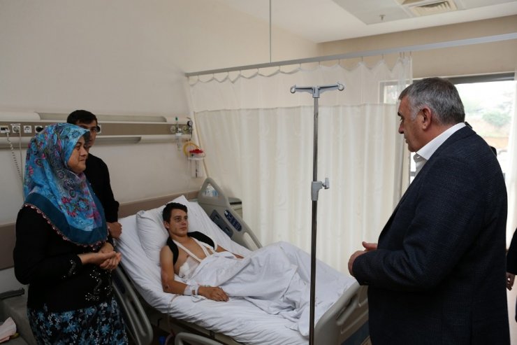 Başkan Toçoğlu SAÜEAH’ta yatan hastaları ziyaret etti
