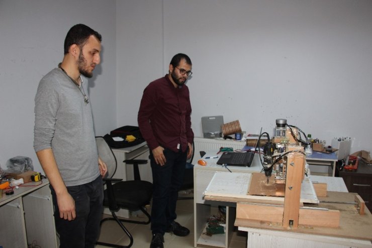 Mühendislik öğrencileri, 7 bin TL’lik CNC makinesini 250 TL’ye yaptı