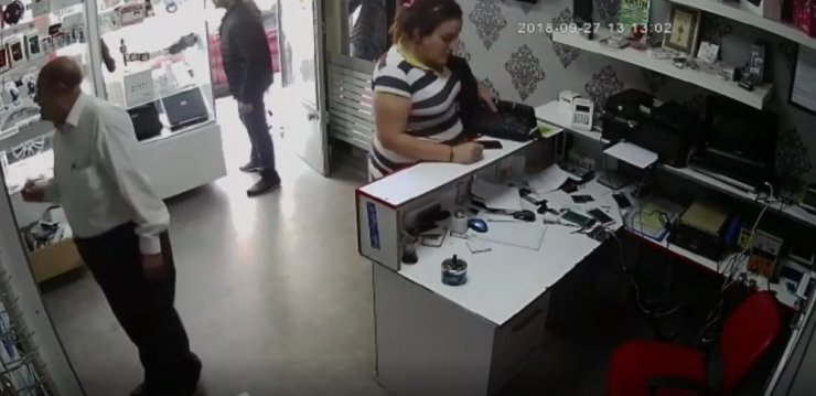 Müşteri kılığında girdiği dükkandan cep telefonunu böyle çaldı