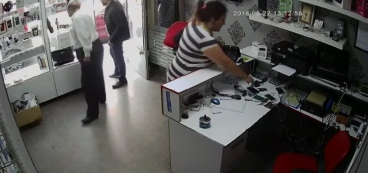 Müşteri kılığında girdiği dükkandan cep telefonunu böyle çaldı