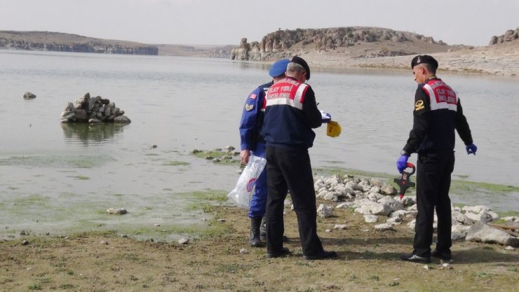 Aksaray’da kaybolan 3 kişinin terlikleri baraj kıyısında bulundu