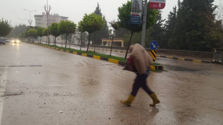 Gaziantep’te sağanak yağış etkili oldu