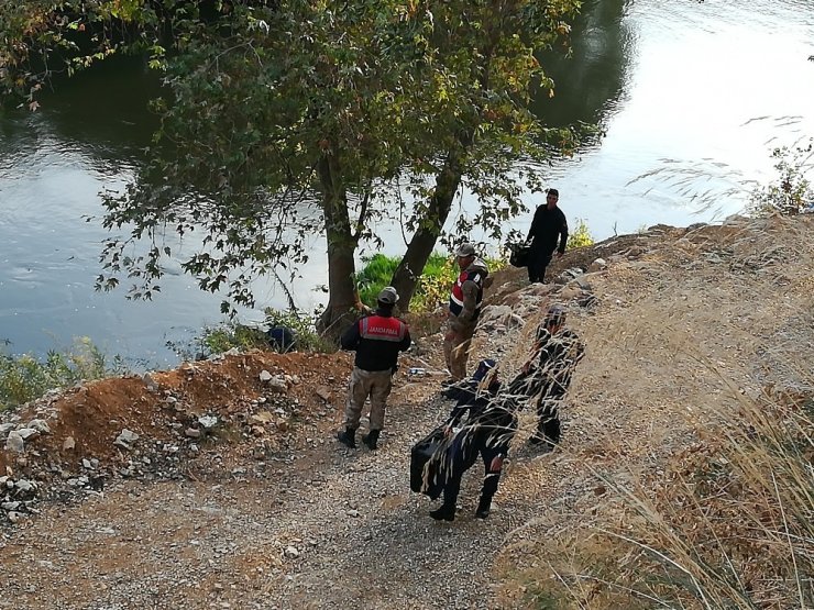 Kayıktan düşen çocuk Asi Nehri’nde aranıyor