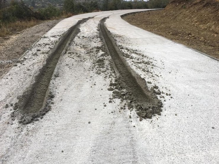 Kastamonu’da dökülen beton yola zarar verildi