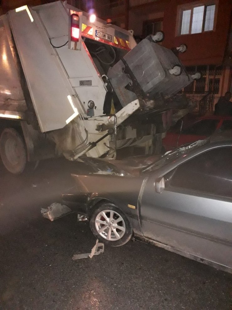Otomobil çöp kamyonuna çarptı: 2 yaralı