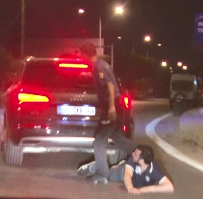 Polisten kaçan alkollü ve ehliyetsiz sürücü film sahnelerini aratmayan kovalamaca sonrasında kıskıvrak yakalandı