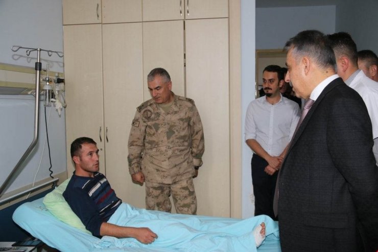 Vali Toprak yaralı askerleri ziyaret etti