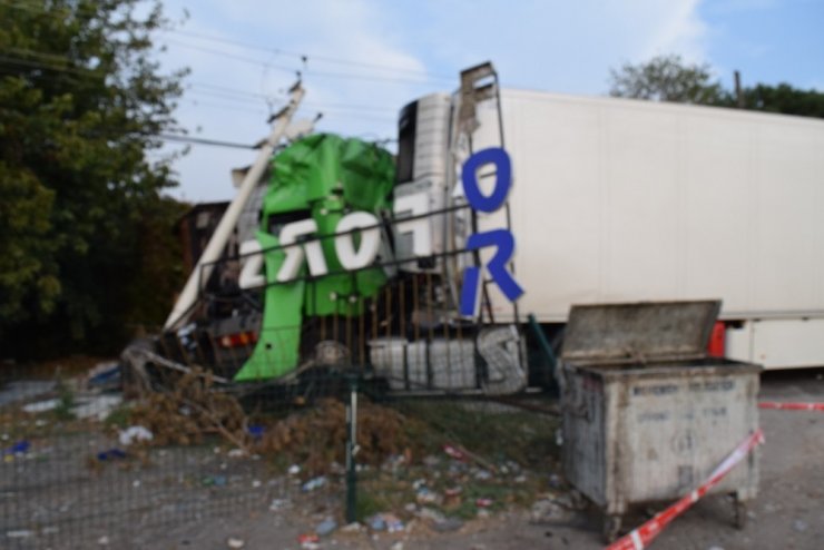 İzmir’de tır kazası korku dolu anlar yaşattı