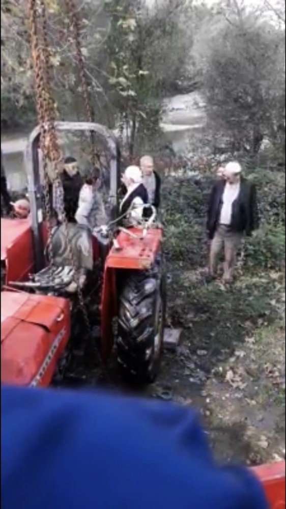 Sürücüsünün kontrolünden çıkan traktör Sakarya Nehri’ne devrildi: 1 ölü