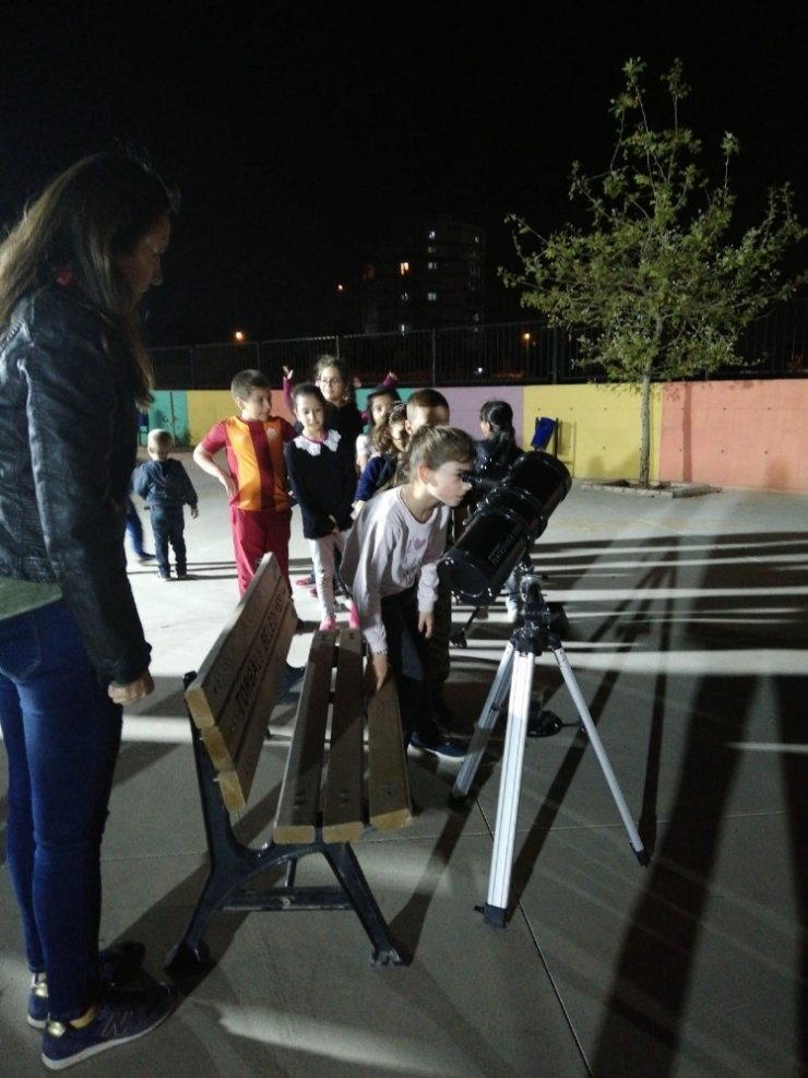 Öğrenciler teleskopla Ay’ı inceledi