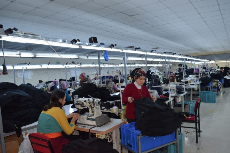 Pazarlar’daki tekstil fabrikası, 100 kişiye iş imkanı sağlıyor