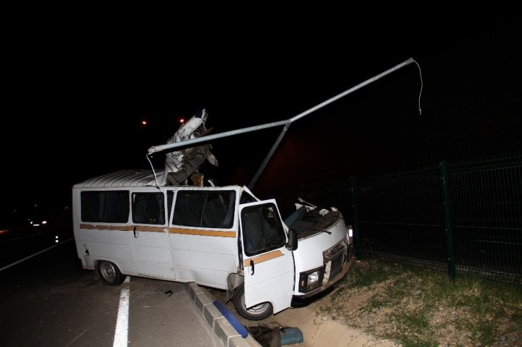 Elektrik direğine çarpan minibüs parçalandı: 2 ölü