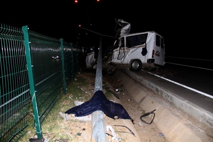 Elektrik direğine çarpan minibüs parçalandı: 2 ölü