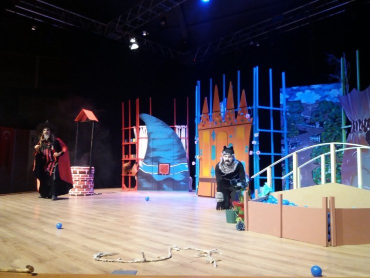 Bodrum Şehir Tiyatrosu’nun ilk çocuk oyunu Çizmeli Kedi sahnede