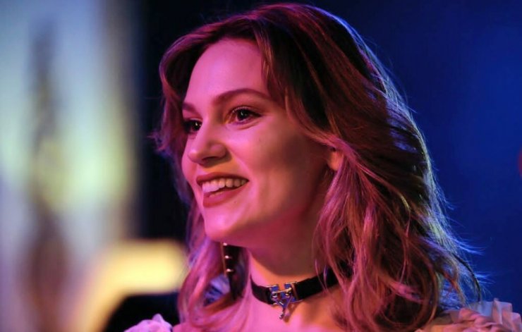 Oyunculuktan şarkıcılığa transfer