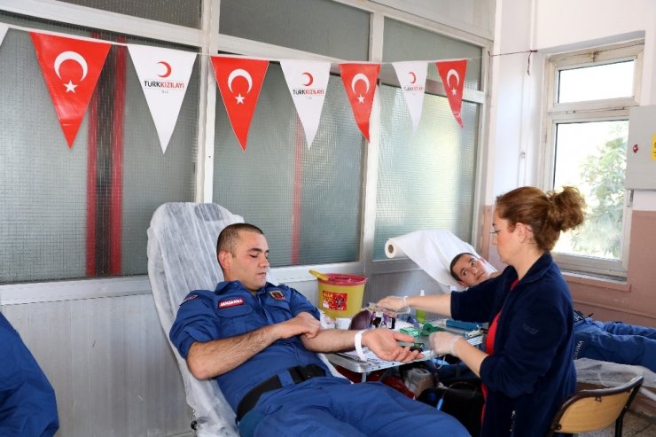 Jandarma “Yardımsever Olmak Kanımızda Var” diyerek kan bağışında bulundu