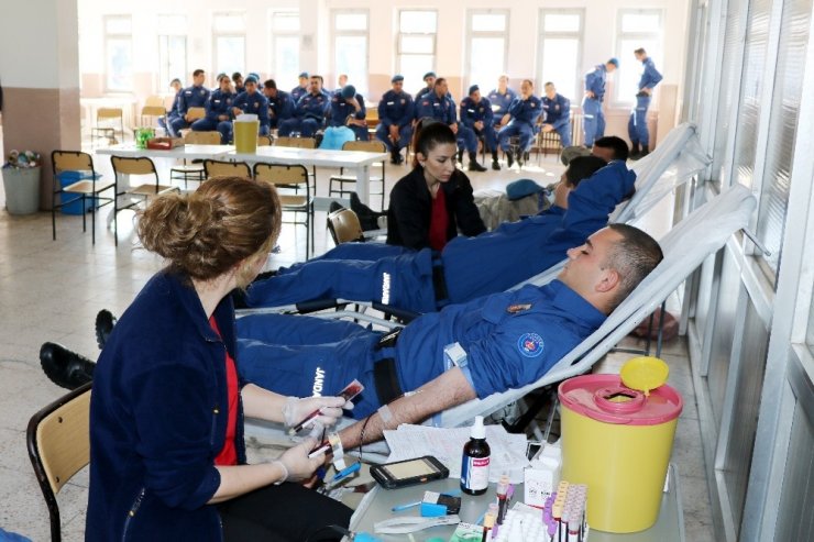 Jandarma “Yardımsever Olmak Kanımızda Var” diyerek kan bağışında bulundu