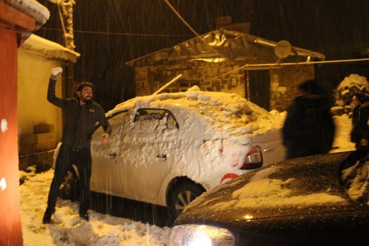 Ardahan’da kar yağışını fırsat bilen gençler kartopu oynadı
