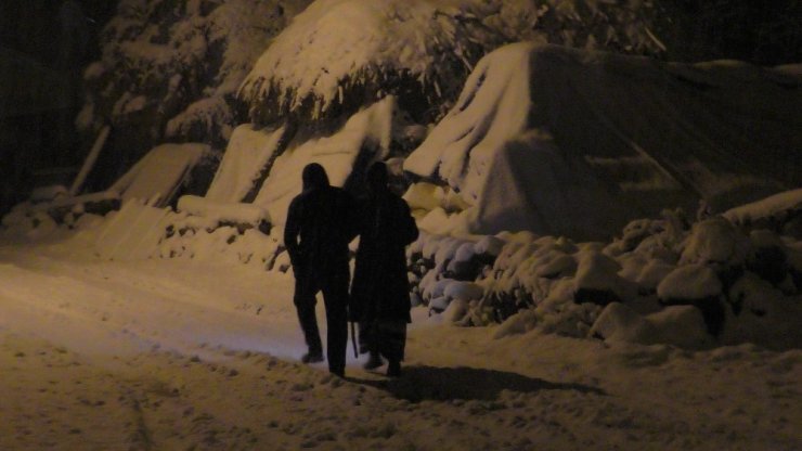 Ardahan’da kar yağışını fırsat bilen gençler kartopu oynadı