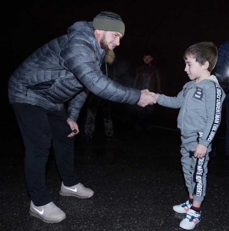 Çeçenistan lider 5 yaşındaki rekortmen çocuğa araba hediye etti