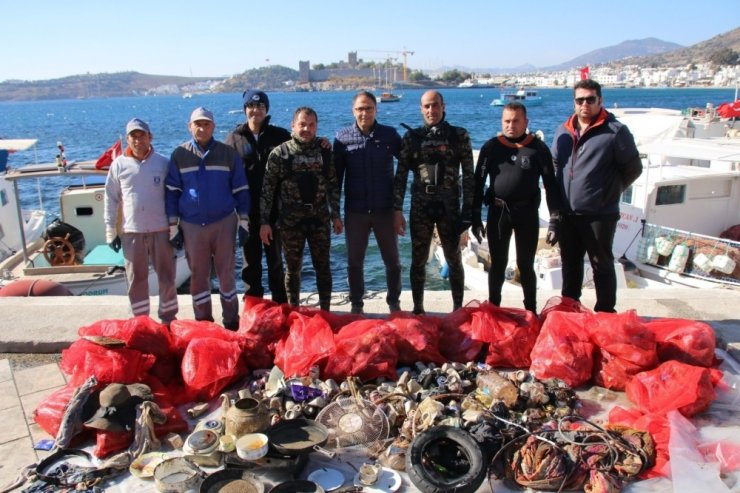 Belediye dalgıçları Kumbahçe iskele ve liman çevresini temizledi