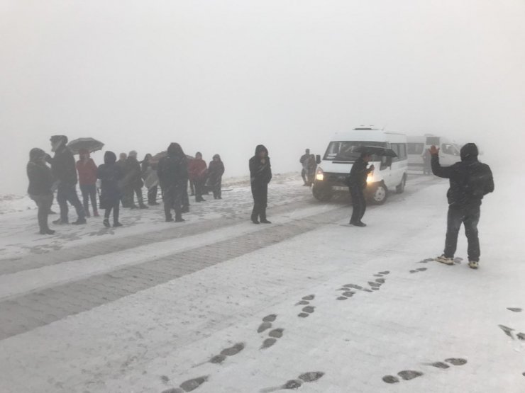 Nemrut Dağı’nda turistlere tipi ve sis engeli