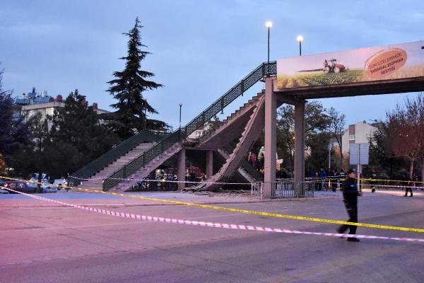 Konya'da üst geçidin merdivenleri çöktü! Çevreyolu trafiğe kapatıldı, yaralılar var