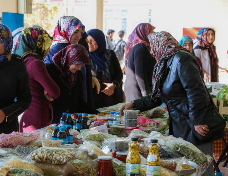 Meram’ın kadın üreticileri doğal ürünleriyle Melikşah Pazarı’nda
