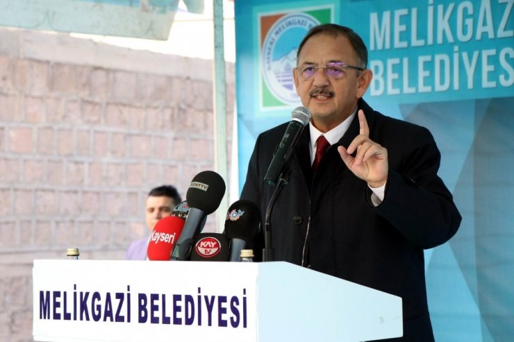 Özhaseki: “Dünyanın hiçbir ülkesinde Türkiye’nin başında olduğu kadar bela yoktur”