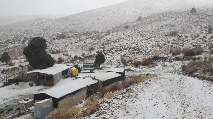 Antalya’nın Kaş ilçesinde yüksek kesimlere kar yağdı